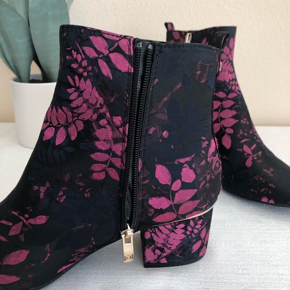 New LIZ CLAIBORNE Gina Black Floral Brocade Memory Foam Ankle Booties Womans 7W - Picture 8 of 12